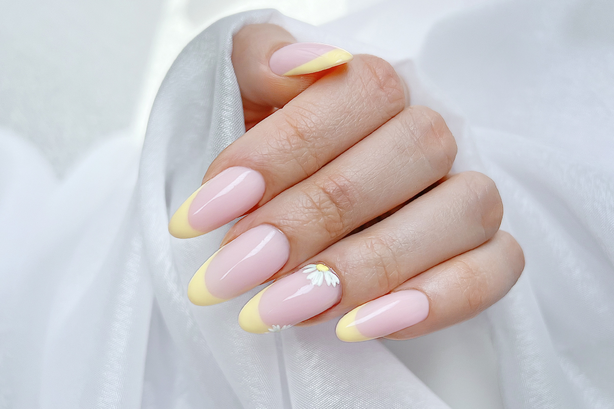 Jolifin LAVENI Shellac - pastel-yellow 10ml