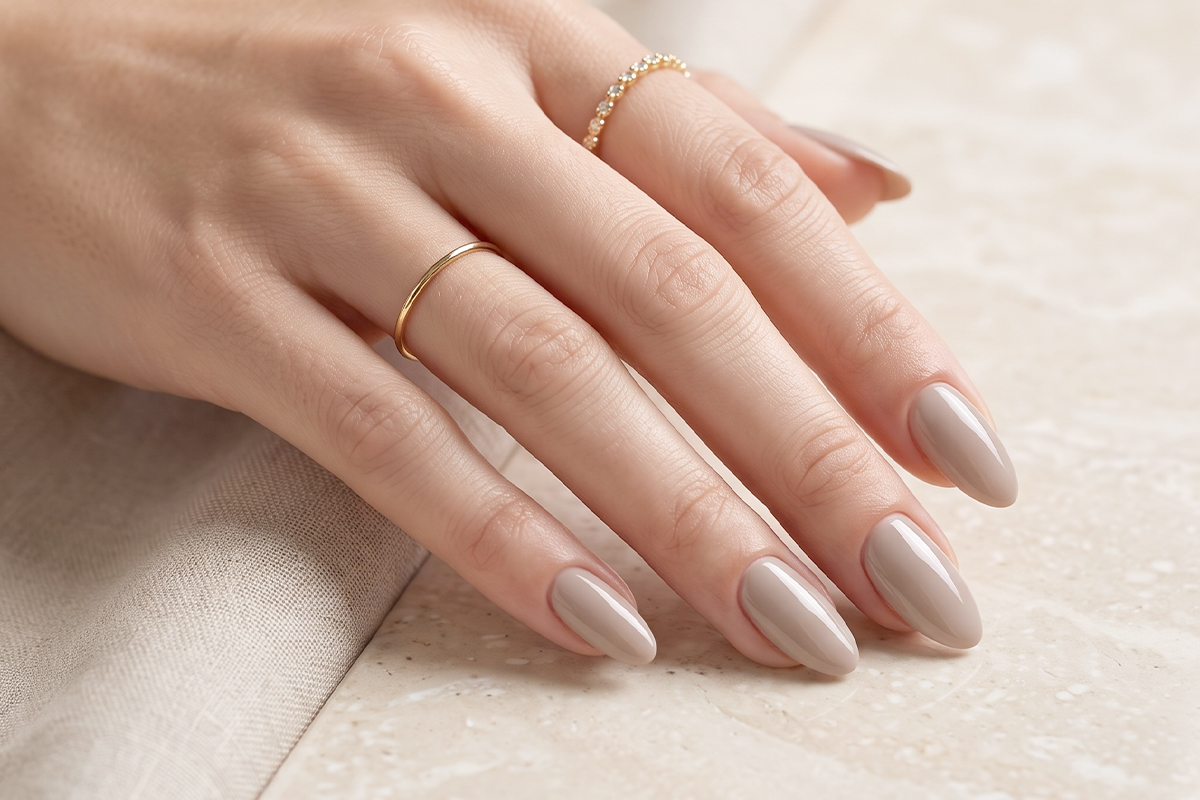 Jolifin LAVENI Shellac - dark taupe 10ml