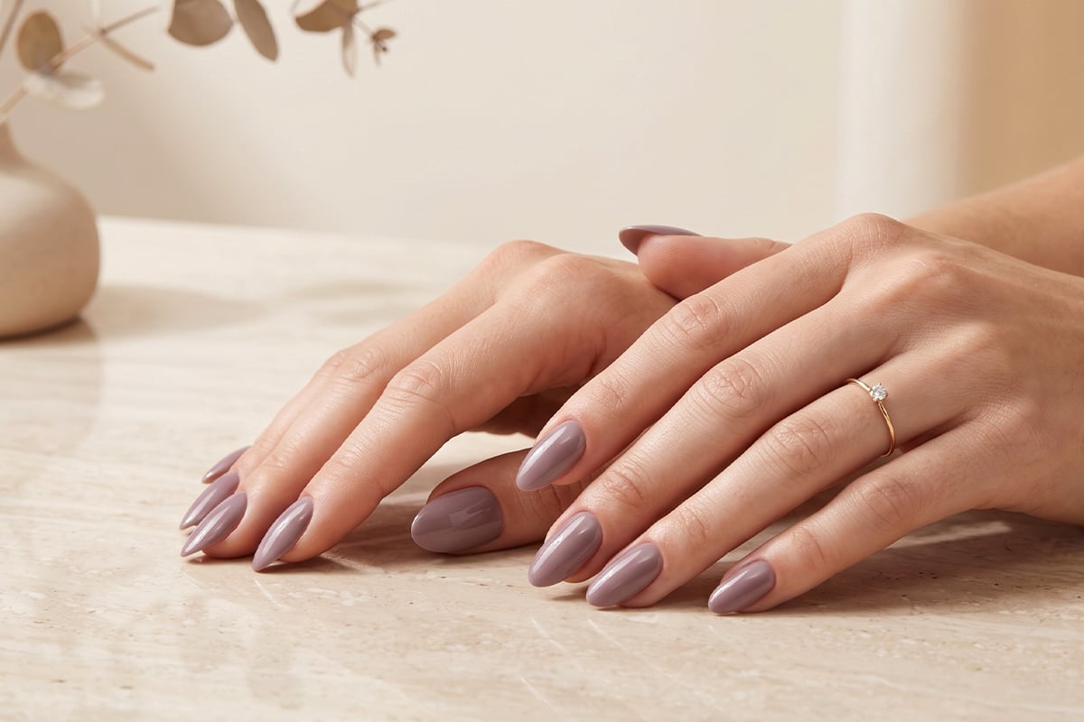 Jolifin LAVENI Shellac - taupe 10ml